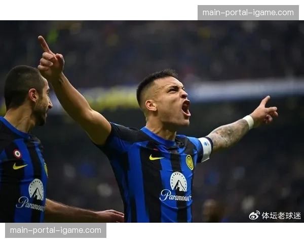 即时：维罗纳快速反击，前锋利用中线纵深空当长途奔袭破门