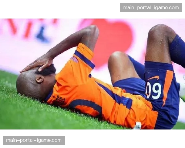 特写瞬间：进球功臣被换下时，独自向客队看台鞠躬致谢