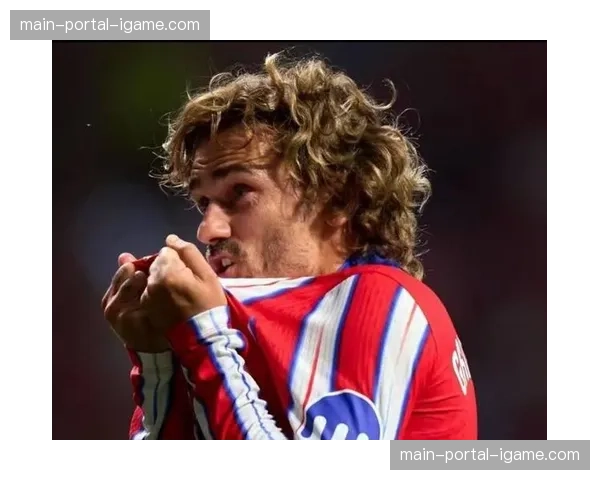 特写瞬间:绝杀被VAR判定无效后,马竞前锋格列兹曼望向大屏幕上的越位线示意图,久久不语 特写瞬间:绝杀被VAR判定无效后,马竞前锋格列兹曼望向大屏幕上的越位线示意图,久久不语